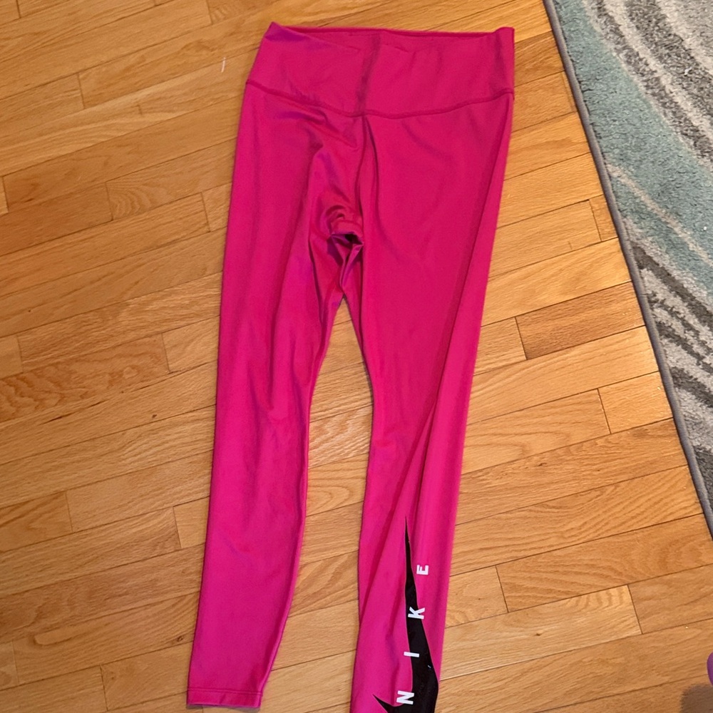 Nike woman’s Fuchsia Leggings
